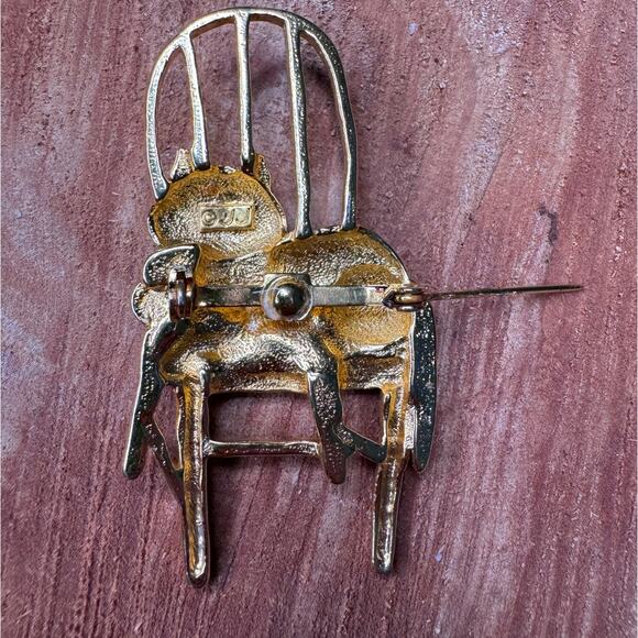 JJ Gold Tone Smiling Cat Laying in Kitchen Chair Statement Brooch - Vintage Rare - Picture 3 of 3